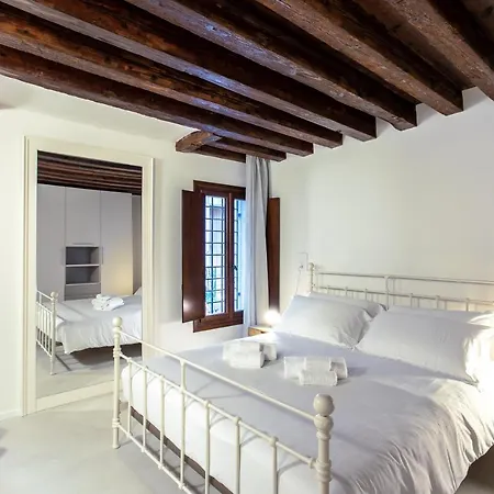 Palazzo Venere Apartments Venice Exterior photo